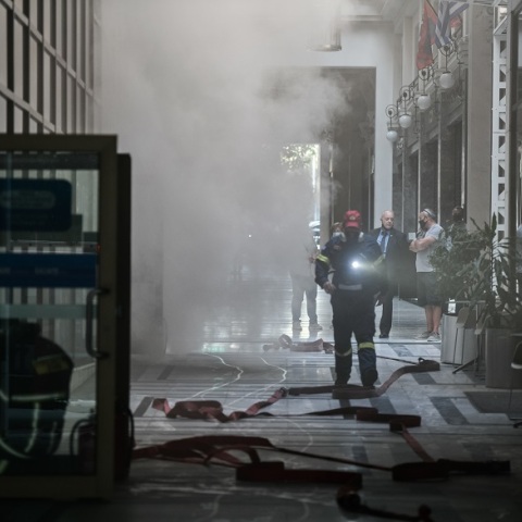 Φωτιά σε κτίριο τράπεζας στο κέντρο της Αθήνας