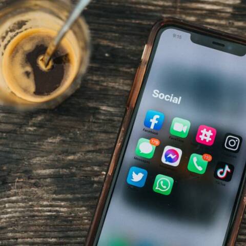 Κινητό με τις εφαρμογές των social media