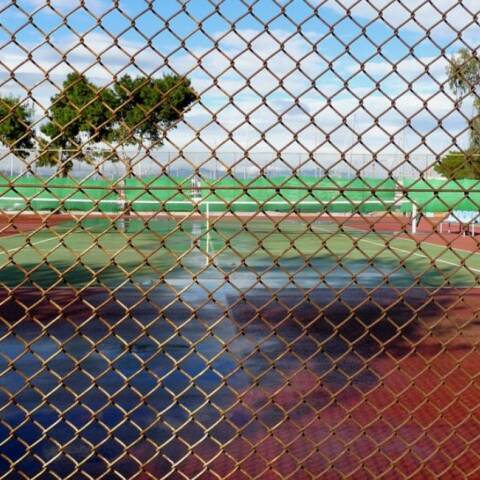 Φωτογραφία στο εξώφυλλο της συλλογής «Ποιήματα» του Ηλία Ευθυμιόπουλου (εκδ. ATHENS VOICE BOOKS)