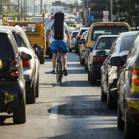 Μποτιλιάρισμα (ΦΩΤΟ ΑΡΧΕΙΟΥ) - Μεγάλη κίνηση στην Παραλιακή, στο ρεύμα προς Γλυφάδα, καθώς σημειώθηκε τροχαίο με φορτηγό