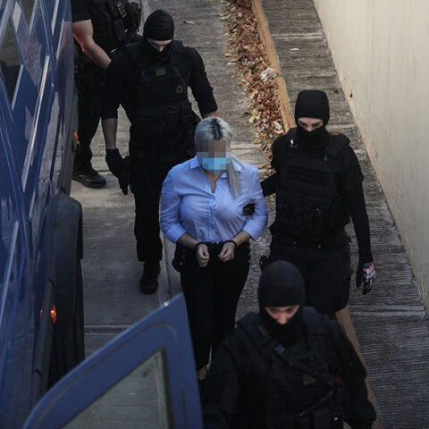 Η κατηγορούμενη Έφη Κακαράτζουλα προσέρχεται στη δίκη για την επίθεση με βιτριόλι στην Καλλιθέα