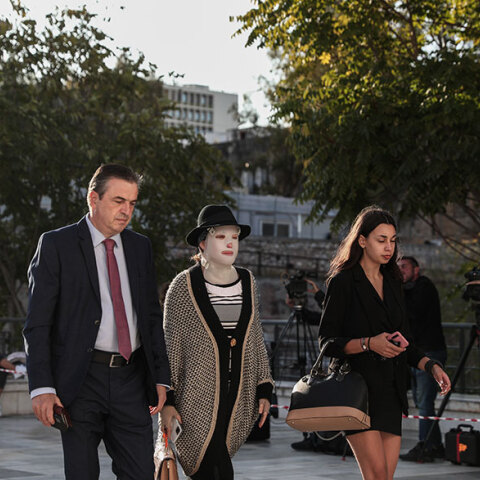 Η Ιωάννα Παλιοσπύρου με την ειδική μάσκα προσέρχεται στη δίκη για το βιτριόλι