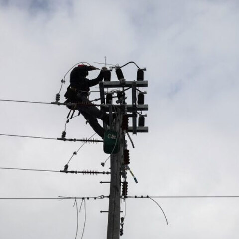 Συνεργείο διορθώνει βλάβη στο δίκτυο ηλεκτροδότησης (ΦΩΤΟ ΑΡΧΕΙΟΥ) - «Φωτιά» οι αυξήσεις στο ηλεκτρικό ρεύμα