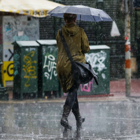 Γυναίκα με ομπρέλα στη βροχή (ΦΩΤΟ ΑΡΧΕΙΟΥ) - Καταιγίδες φέρνει σε περιοχές της χώρας η κακοκαιρία «Αθηνά»