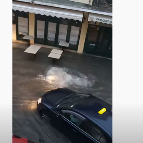 Πλημμυρισμένος δρόμος στην Κέρκυρα, καθώς η κακοκαιρία «Αθηνά» βρίσκεται σε εξέλιξη