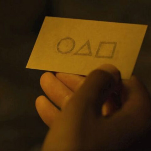 Squid Game: Η κάρτα με τα γεωμετρικά σύμβολα έχει έναν αριθμό τηλεφώνου, ο οποίος τελικά είναι αληθινός