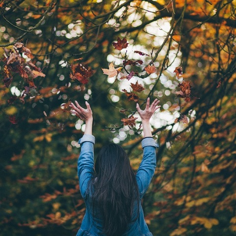 Μια γυναίκα το φθινοπωρο.