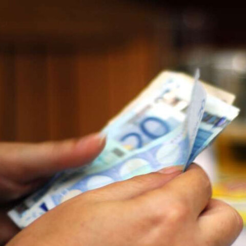 Χαρτονομίσματα ευρώ (ΦΩΤΟ ΑΡΧΕΙΟΥ) - Καταβάλλεται σήμερα Παρασκευή 8 Οκτωβρίου 2021 η αποζημίωση ειδικού σκοπού