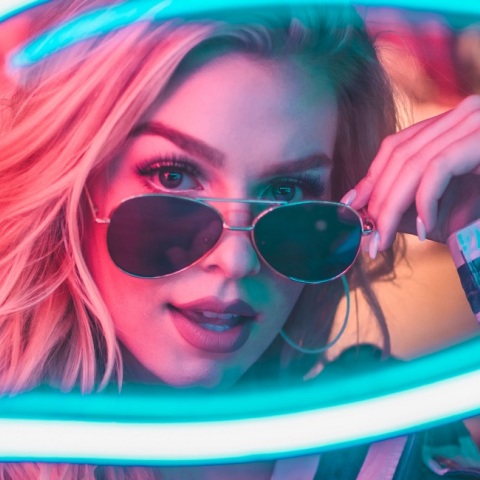 Μια γυναίκα με γυαλιά ποζάρει. 