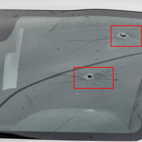 Τρύπες από σφαίρες στο τζάμι του κλεμμένου αυτοκινήτου στην επεισοδιακή καταδίωξη με πυροβολισμούς στο κέντρο της Αθήνας