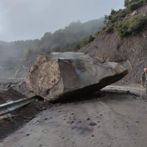 Ένας τεράστιος βράχος αποκολλήθηκε από βουνό σε περιοχή του Δήμου Αγράφων χωρίζοντας τον δρόμο στα δύο και διακόπτοντας τη σύνδεση μεταξύ δύο χωριών.