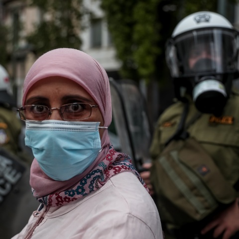 Αντιφασιστικό συλλαλητήριο στο κέντρο της Αθήνας: Ένταση μεταξύ διαδηλωτών και ΜΑΤ - Πληροφορίες κάνουν λόγο για χρήση χημικών σε Αιόλου και Σταδίου 