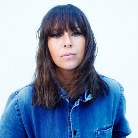 Η τραγουδίστρια Cat Power με denim πουκάμισο