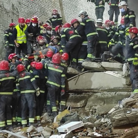Πολυόροφο κτίριο κατέρρευσε στο θέρετρο Μπατούμι της Γεωργίας, παρασέρνοντας στον θάνατο 5 ανθρώπους - Εκφράζονται φόβοι για 15 εγκλωβισμένους στα συντρίμμια