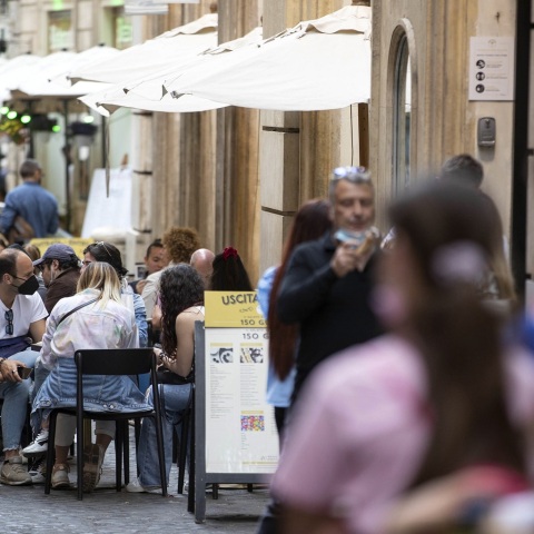 Ιταλία - κορωνοϊός: Σε όλες τις ευπαθείς ομάδες, αλλά και στο σύνολο των άνω των 60 ετών κατοίκων της χώρας θα χορηγηθεί η τρίτη δόση του εμβολίου.