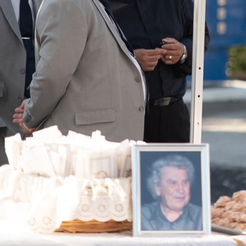 Μίκης Θεοδωράκης: Πλήθος κόσμου βρέθηκε στο μνημόσυνο του αείμνηστου μουσικοσυνθέτη στον Γαλατά Χανίων - Παρόντες ο γιος και η κόρη του 