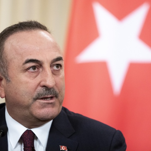 Ανεβάζει τους τόνους έναντι της Ελλάδας ο υπουργός Εξωτερικών της Τουρκίας Μεβλούτ Τσαβούσογλου, ενώ στις δηλώσεις του στράφηκε και κατά των ΗΠΑ.