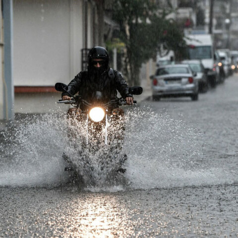 Οδηγός μηχανής διασχίζει πλημμυρισμένο δρόμο (ΦΩΤΟ ΑΡΧΕΙΟΥ) - Ο καιρός αύριο Δευτέρα 11 Οκτωβρίου 2021 έχει καταιγίδες και χαλάζι
