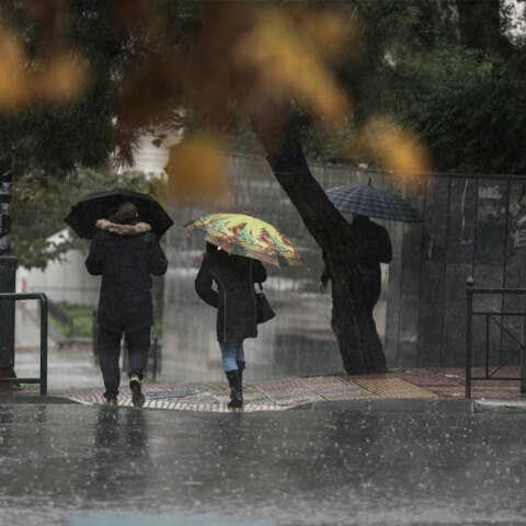 Πολίτες με ομπρέλες εν μέσω βροχής στην Αττική (ΦΩΤΟ ΑΡΧΕΙΟΥ) - Η κακοκαιρία «Αθηνά» φέρνει καταιγίδες στην πρωτεύουσα σήμερα Κυριακή 10 Οκτωβρίου 2021
