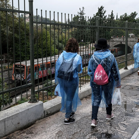 Τουρίστες στη βροχερή Αθήνα (ΦΩΤΟ ΑΡΧΕΙΟΥ) - Τα κρούσματα σήμερα Κυριακή 10 Οκτωβρίου 2021 ανακοίνωσε ο ΕΟΔΥ