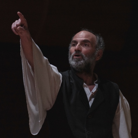 Ο Ακύλας Καραζήσης στην παράσταση "Ο Κολοκοτρώνης ατενίζει το μέλλον. Γυναίκες προετοιμάζονται για την επανάσταση κι εγώ κάτι θα σκέφτομαι" στην Εναλλακτική Σκηνή της ΕΛΣ