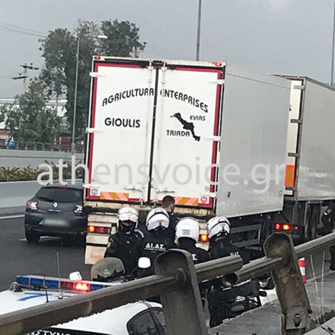 Πυροβολισμοί στην Κηφισιά με έναν τραυματία - Αστυνομικοί στη γέφυρα Καλυφτάκη