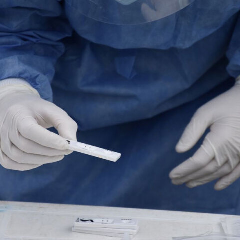 Δωρεάν rapid test για κορωνοϊό από υγειονομικό του ΕΟΔΥ (ΦΩΤΟ ΑΡΧΕΙΟΥ) - Σε 46 κεντρικά σημεία τα κλιμάκια σήμερα Κυριακή 10 Οκτωβρίου 2021