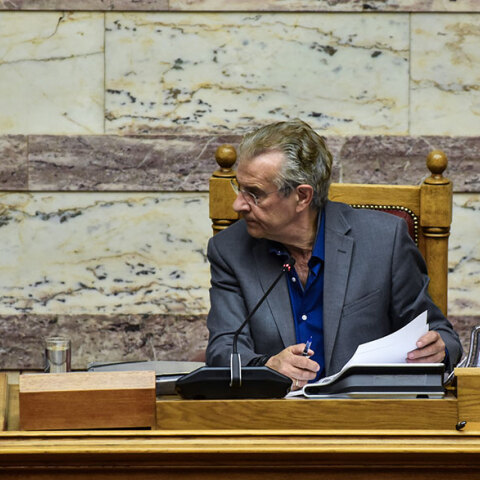 Ο Τάσος Κουράκης στη Βουλή (ΦΩΤΟ ΑΡΧΕΙΟΥ) - Ο πρώην υπουργός και βουλευτής του ΣΥΡΙΖΑ πέθανε από καρκίνο