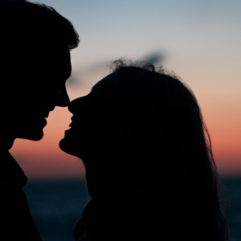 Ένα ζευγάρι ετοιμάζεται να φιληθεί.