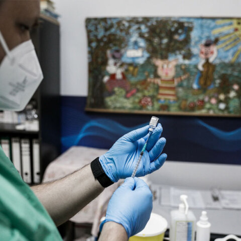 Η τρίτη δόση εμβολίου για κορωνοϊό χορηγείται πλέον σε άτομα ηλικίας άνω των 50 ετών και σε πολίτες με υποκείμενα νοσήματα Α και Β