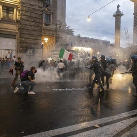 Η ιταλική κυβέρνηση αντιδρά με αποφασιστικότητα μετά τις βίαιες συγκρούσεις αντιεμβολιαστών και νεοφασιστών