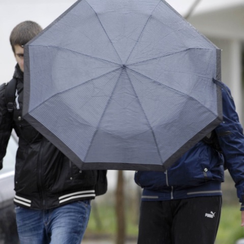 Βροχές, καταιγίδες, ενδεχομένως χαλαζοπτώσεις ακόμη και στην Αττική, καθώς επίσης πτώση της θερμοκρασίας κυρίως στα νότια και ανατολικά της χώρας, αναμένονται αύριο