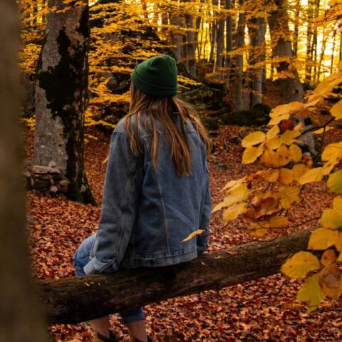 Κοπέλα με denim look και πράσινο σκούφο σε φθινοπωρινό σκηνικό