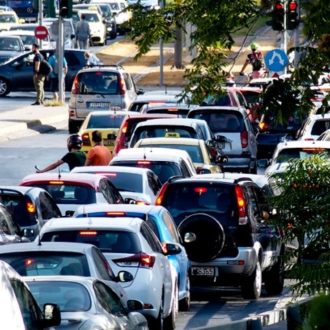 Κίνηση: Μεγάλες καθυστερήσεις και προβλήματα στους κύριους οδικούς άξονες της Αθήνας.