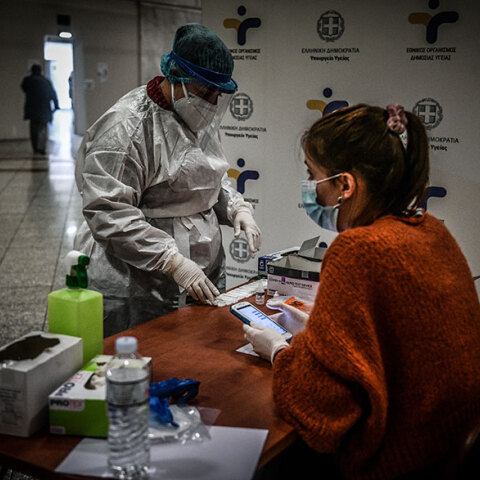 Υγειονομικός του ΕΟΔΥ ετοιμάζει δωρεάν rapid test για κορωνοϊό (ΦΩΤΟ ΑΡΧΕΙΟΥ) - Την Τρίτη 12 Οκτωβρίου 2021 τα κινητά κλιμάκια θα βρίσκονται σε 178 σημεία στην Ελλάδα