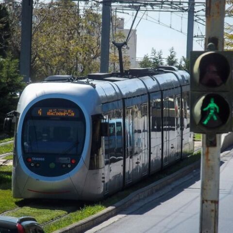 Σε τετράωρη προειδοποιητική στάση εργασίας προχωρούν οι ηλεκτροδηγοί του Τραμ, την Παρασκευή 15 Οκτωβρίου, από τις 10:00 το βράδυ έως τη λήξη των δρομολογίων.