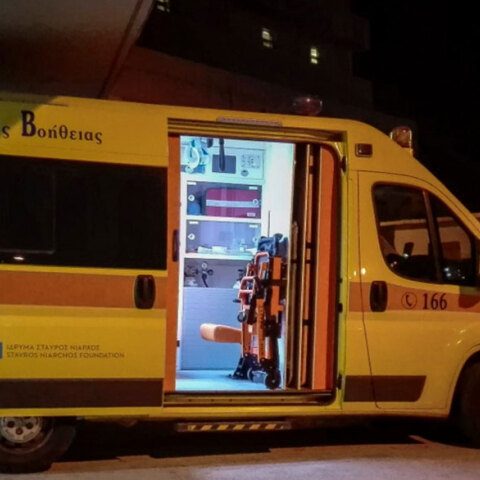 Ασθενοφόρο του ΕΚΑΒ (ΦΩΤΟ ΑΡΧΕΙΟΥ) - Εργαζόμενος σε delivery σκοτώθηκε σε τροχαίο στην Καλλιθέα