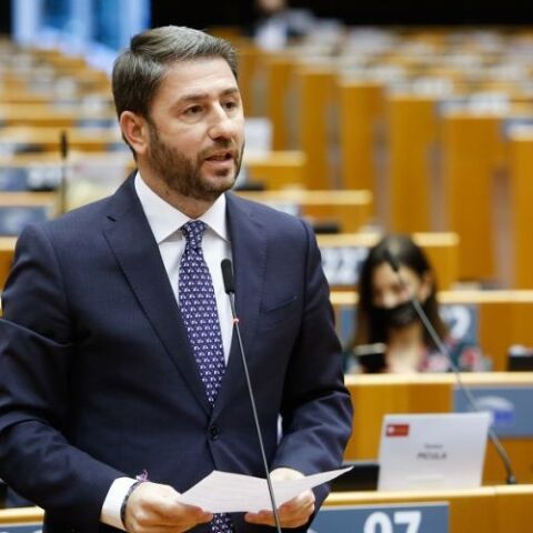 O Νίκος Ανδρουλάκης δήλωσε ότι αναστέλλει την εκλογική του δραστηριότητα μετά την εισαγωγή της Φ. Γεννηματά στο νοσοκομείο