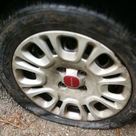 Βόλος: Τα λάστιχα 36 αυτοκινήτων έσκισε ένας 60χρονος