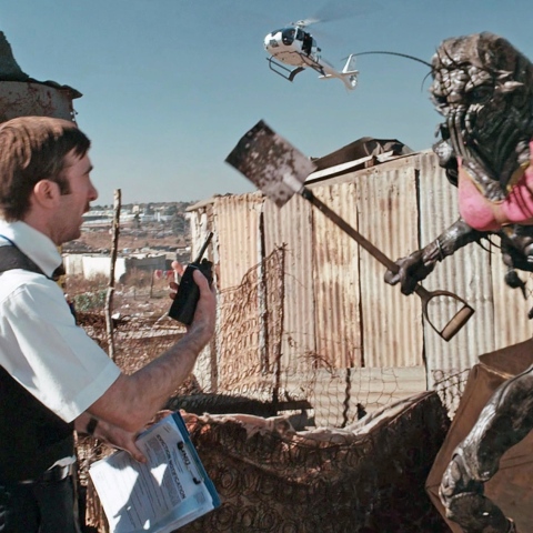 Εξωγήινος που επιτίθεται σε άνθρωπο - σκηνή από την ταινία "District 9"