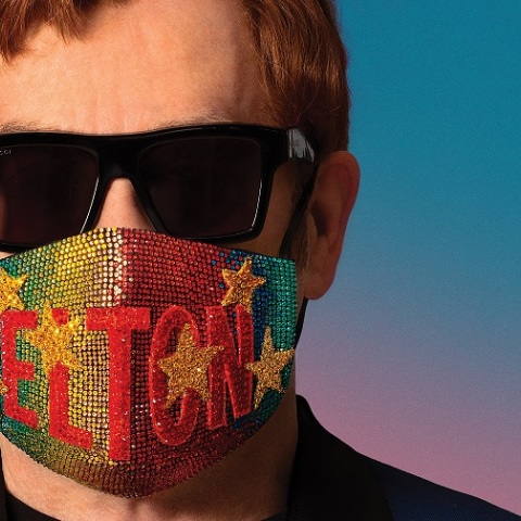 Ο Έλτον Τζον με μαύρα γυαλιά και μάσκα