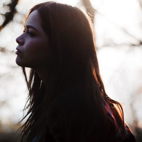 Ένα κορίτσι ποζάρει.