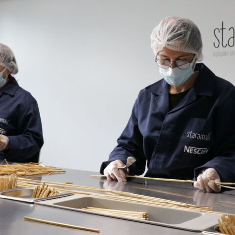 Το Staramaki είναι μια ελληνική επιχείρηση που δημιουργεί καλαμάκια από το φυσικό στέλεχος σιτηρών 