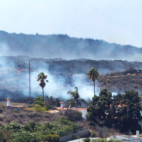 Καμένη γη στη νήσο Λα Πάλμα, καθώς η λάβα δεν σταματά να βγαίνει από το ηφαίστειο Κούμπρε Βιέχα