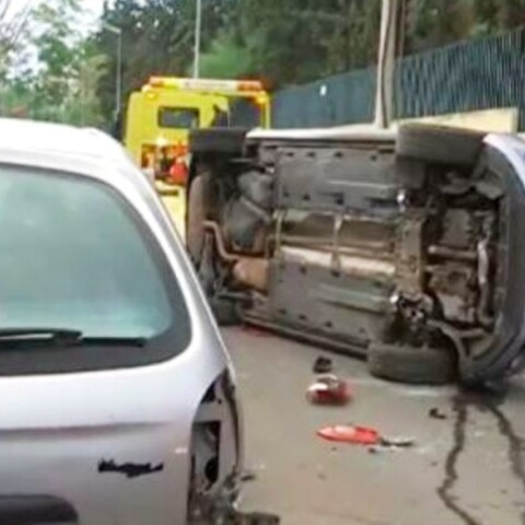 Τροχαίο στη Νέα Σμύρνη - Αναποδογύρισε αυτοκίνητο