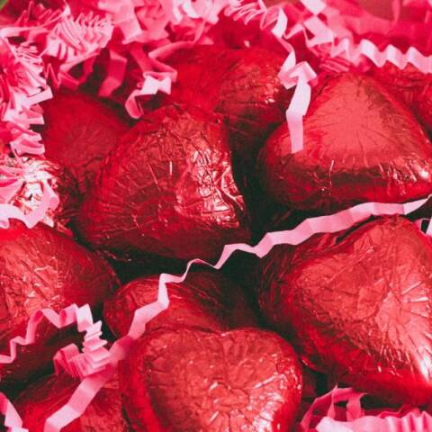 Σοκολατάκια σε σχήμα καρδιάς με περιτύλιγμα από αλουμινόχαρτο