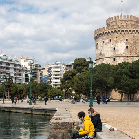 Πολίτες με μάσκα για τον κορωνοϊό στη Θεσσαλονίκη με φόντο τον Λευκό Πύργο (ΦΩΤΟ ΑΡΧΕΙΟΥ) - Αυξητικές τάσεις στα λύματα της πόλης δίνουν οι νέες μετρήσεις του ΕΟΔΥ