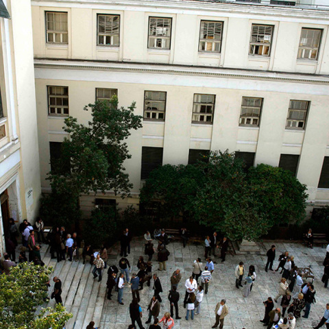 Το προαύλιο του Οικονομικού Πανεπιστημίου Αθηνών