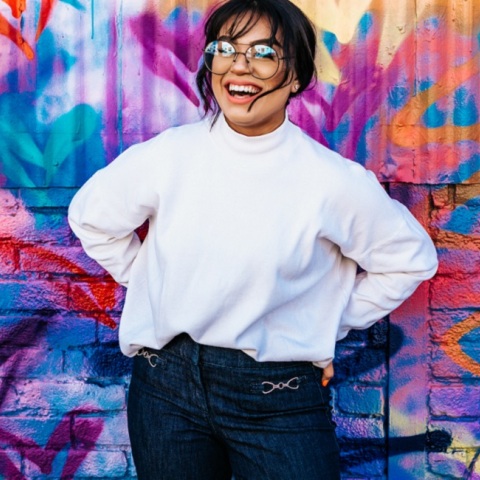 Ένα χαρούμενο κορίτσι ποζάρει.