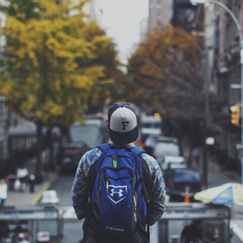 Άντρας με καπέλο και γυρισμένη πλάτη στο κέντρο της πόλης